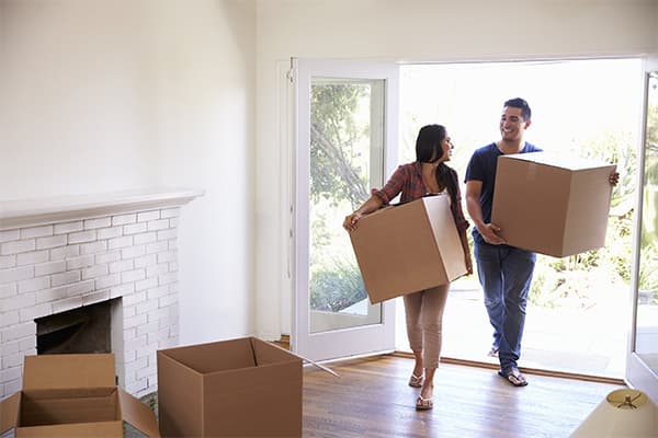 https://tower.top10homewarrantyranking.com/wp-content/uploads/2022/08/Img-for-post-Couple-Carrying-Boxes-Into-New-Home-On-Moving-Day.jpg